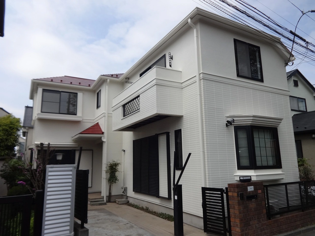 白い外壁の住宅