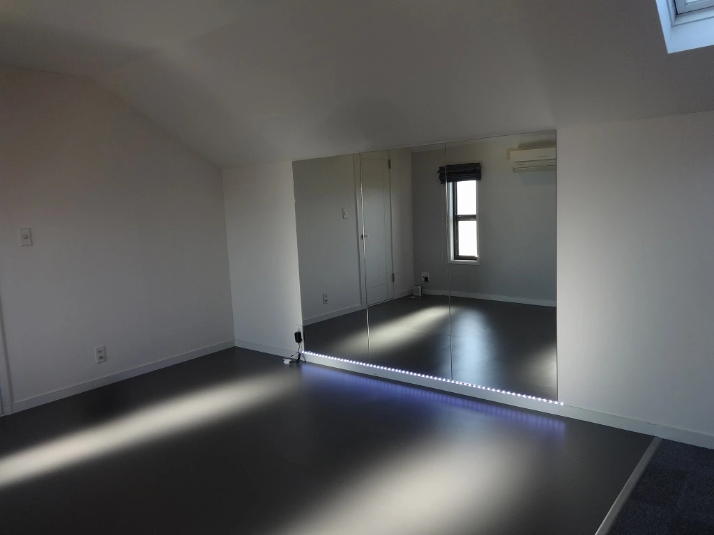 リフォーム施工事例を更新しました　 鏡を使ったリフォーム　ダンスレッスン／ヨガ／ピラティスのスタジオ
